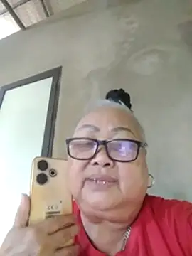 YourMomy- stripchat live cam model
