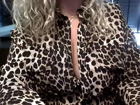 JenniLowen stripchat live cam model