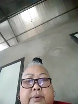 YourMomy- stripchat live cam model