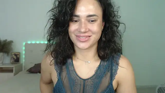 RoxannePure stripchat live cam model