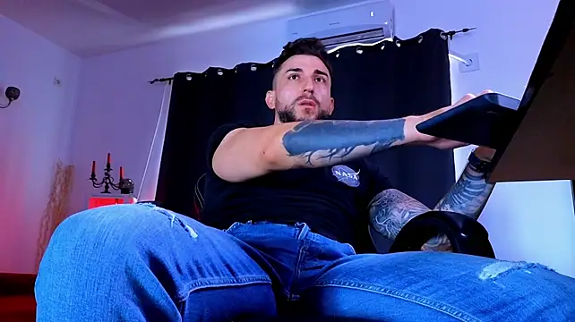 MightyAaron66 stripchat live cam model