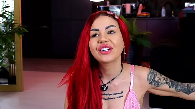 NaomyFlame stripchat live cam model
