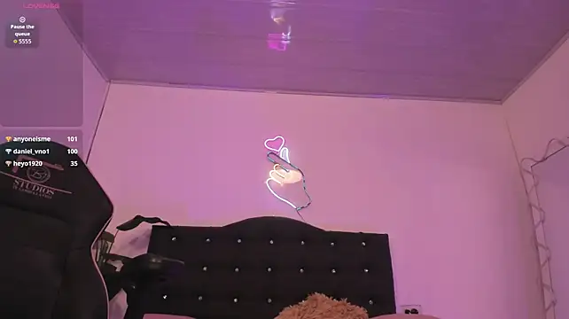 KAROLMOON_TAY stripchat live cam model