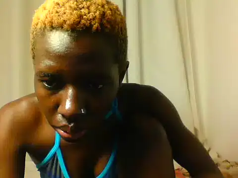 Goldy_petite stripchat live cam model