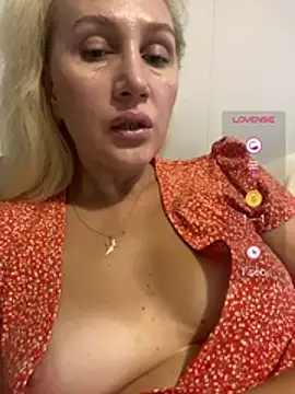 YourBlondee stripchat live cam model