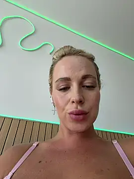 streetdoll stripchat live cam model