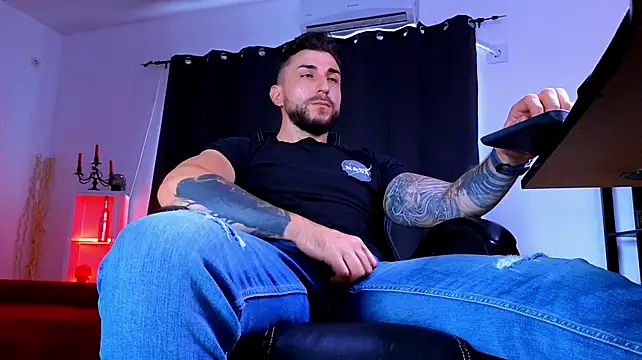 MightyAaron66 stripchat live cam model