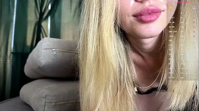 MissLuxxi stripchat live cam model