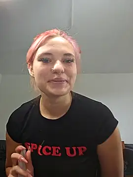 MaddieBaddieee stripchat live cam model