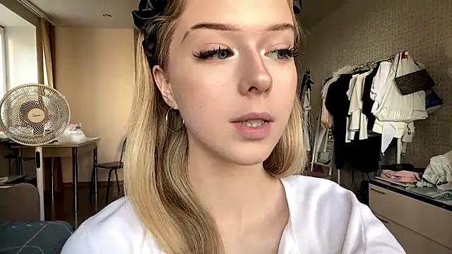 EmilyMint stripchat live cam model