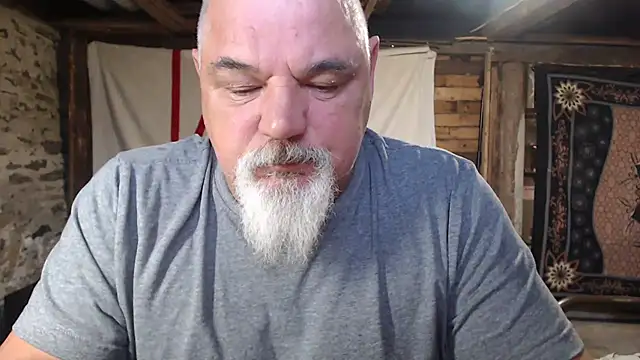 Newfiesausage1972 stripchat live cam model