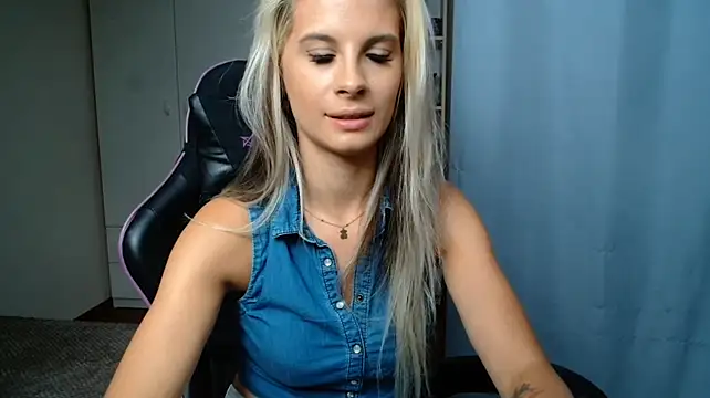 KristineGlow stripchat live cam model