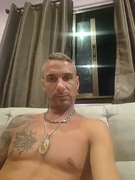 benouz93270 stripchat live cam model