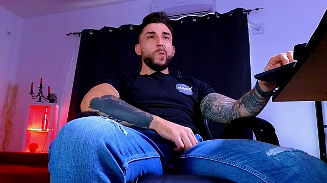 MightyAaron66 stripchat live cam model