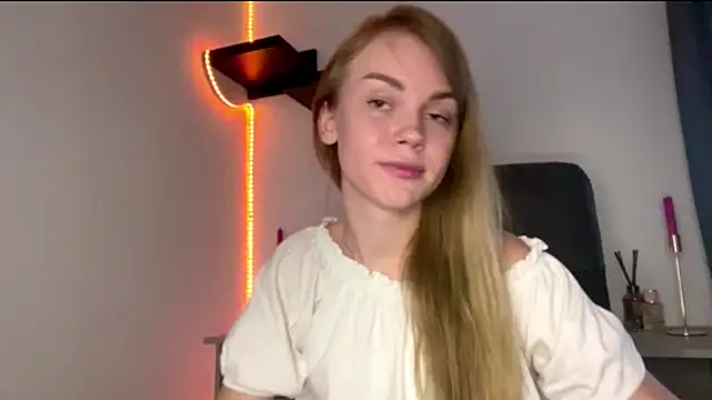 SunnyStrike stripchat live cam model