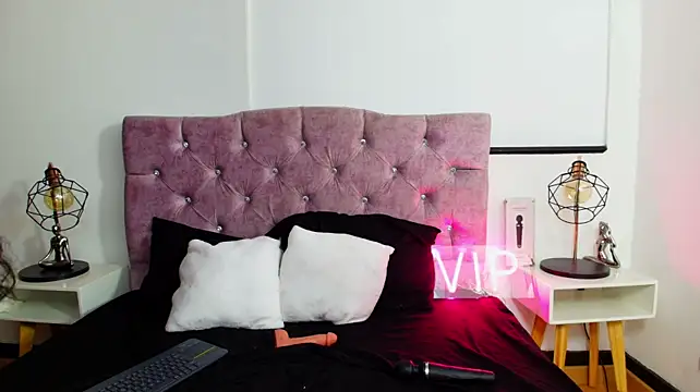 VictoriaLuxx_ stripchat live cam model