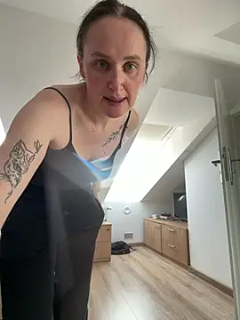TomilaSi stripchat live cam model