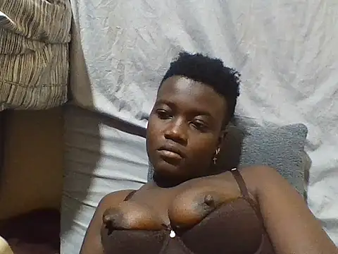 Pretty-Leaa stripchat live cam model