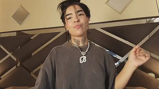 Bratz_x stripchat live cam model