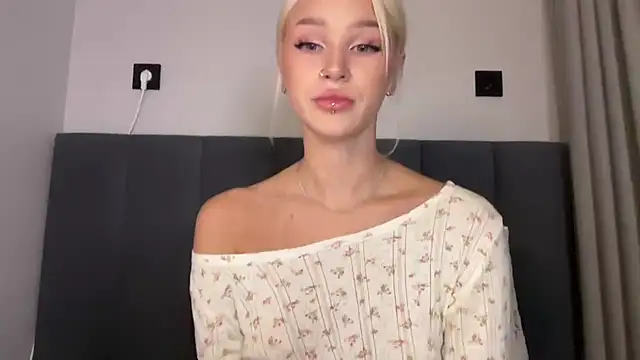 ur_molly stripchat live cam model