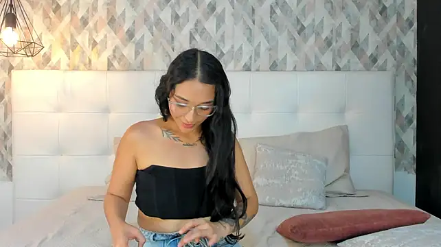 Roseaurora stripchat live cam model