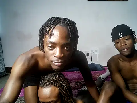 threemanias stripchat live cam model