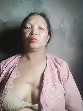 thu-cuc- stripchat live cam model