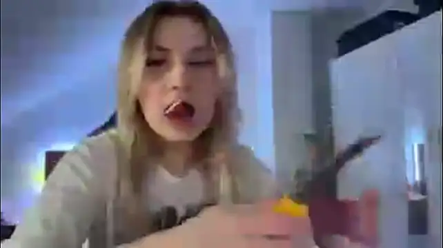 tutsiecutie stripchat live cam model