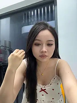 QiQi-2001 stripchat live cam model