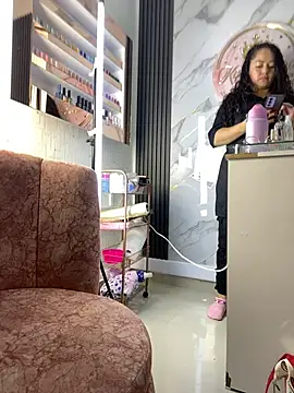 Nails_Lucia stripchat live cam model