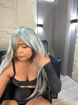 LyraMilano stripchat live cam model