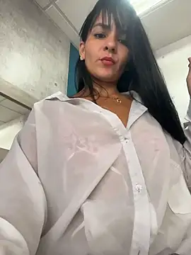 LuxeBrunetteXXX stripchat live cam model