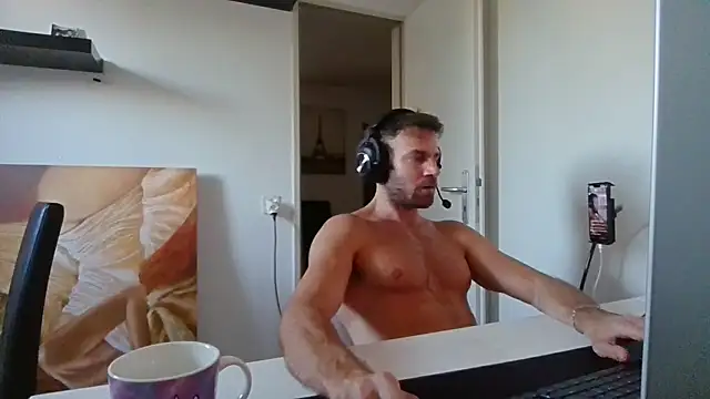 alpha-hunk stripchat live cam model