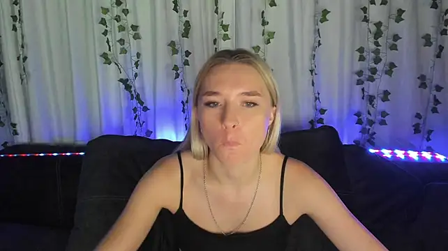 Emily_Hartt stripchat live cam model
