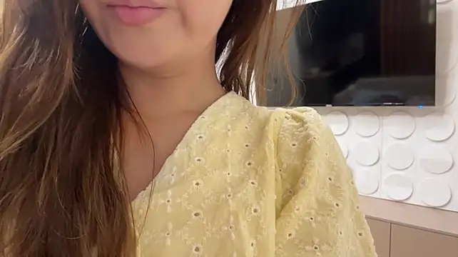 Naomi33 stripchat live cam model