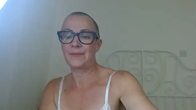 ELEGANT-ARIA36 stripchat live cam model