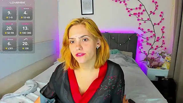DellaRows stripchat live cam model