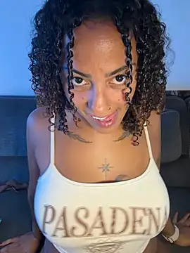 SweetPetiteNoir stripchat live cam model