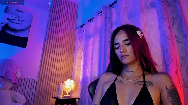 _ravynrouge1 stripchat live cam model