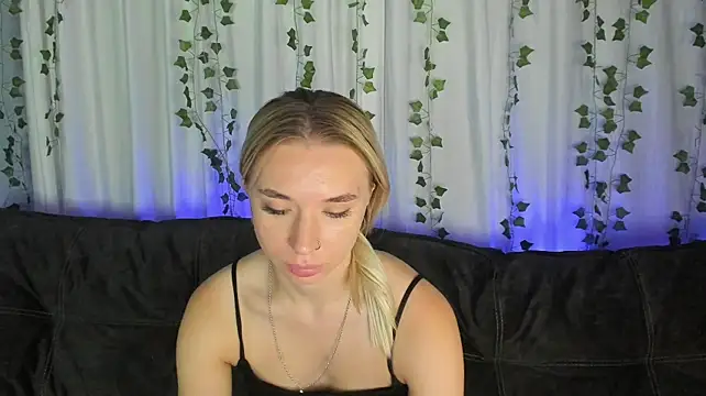 Emily_Hartt stripchat live cam model