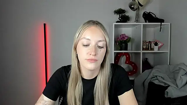 EvelynBlond stripchat live cam model