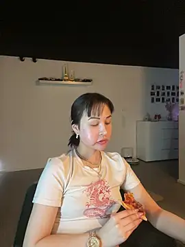 Just-Lilly stripchat live cam model