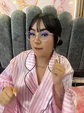 nicole-cooper stripchat live cam model