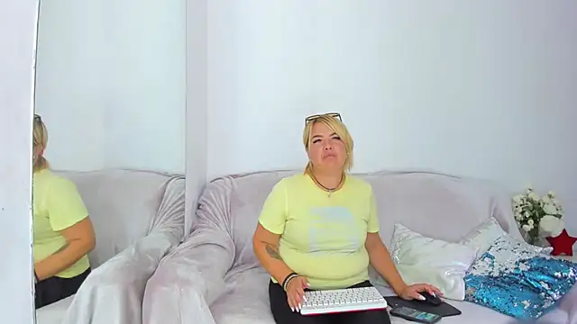CurlyDreams stripchat live cam model
