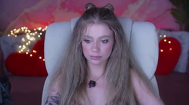 SunnyLay stripchat live cam model