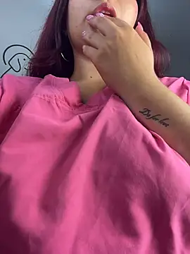 Nahomy_benet stripchat live cam model