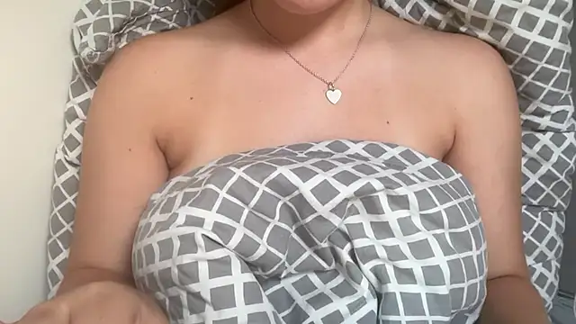 Lucyschickt stripchat live cam model