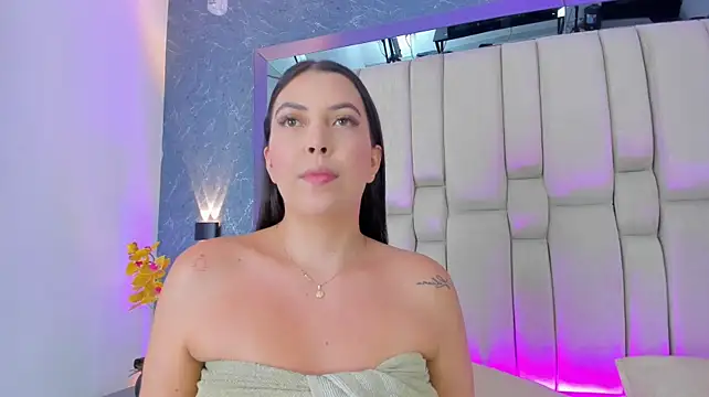 MaddyCrofft stripchat live cam model