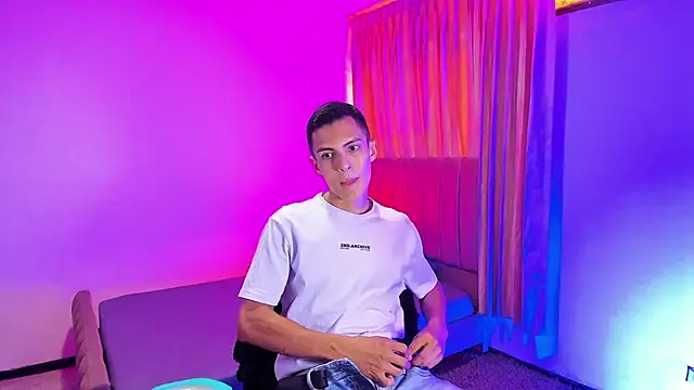 Matiius18 stripchat live cam model