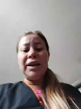 LaraCaliente stripchat live cam model